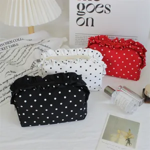 Detailaufnahme der Kosmetiktasche mit Polka-Dot-Muster und Rüben, stilvoller Make-up-Organizer.
