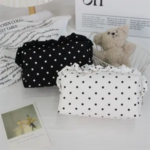 Süße Pünktchen Kosmetiktasche mit Rüschen, tragbare Nylon Make-up Tasche für Reisen und Alltag.