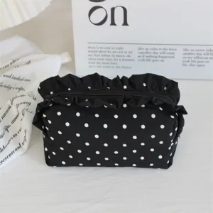 Schwarze Nylon Polka Dot Kosmetiktasche Detail mit Rüschen-Oben und Aufbewahrung.