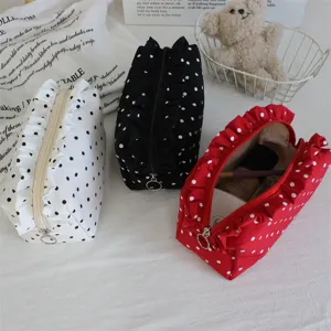 Süße Kosmetiktasche mit Polka-Dots und Rüschen, tragbare Nylon Make-up Tasche für Damenalltag.