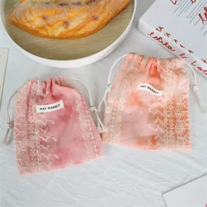 Detail des Farbverlauf Spitzen Kordelzugs, weisse Kosmetik und Schmuck Aufbewahrungstasche.
