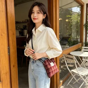 Retro woolen plaid crossbody bag, minimalist mini shoulder bag for women, casual daily phone pouch.