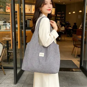 Casual plaid tote bag for women, large capacity daily shoulder bag, stylish commuter handbag.