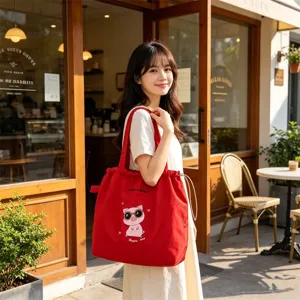 Bolso tote de lona con cordón, bordado de cerdito tierno y amplio espacio interior para uso diario.