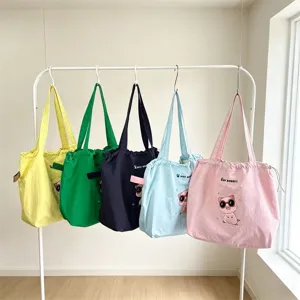 Vista detallada del bolso tote con cordón bordado de cerdito lindo en varios colores diferentes.