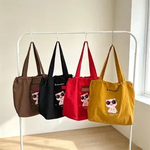 Bolso tote de lona con bordado de cerdo lindo, cierre de cordón y estilo casual.