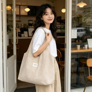 Detail view of the casual plaid canvas tote bag, perfect for daily commuting and lifestyle use.
