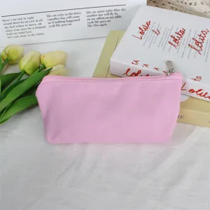 Nahaufnahme einer rosafarbenen Leinwand-Federtasche mit glattem silbernem Reißverschluss.