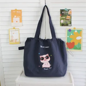 Vista detallada del bolso tote de lona bordado con cerdito lindo y cordón, espacioso y elegante.