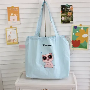 Bolsos tote de lona azul claro con bordado de cerdito tierno y cordón para la escuela.
