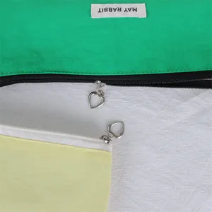 Nahaufnahme des Nylon-Kosmetiktaschen-Reißverschlusses mit Herz-Zipper und Markenetikett