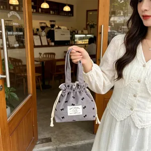 Joli sac à main cordon en toile avec motif nœud, sac seau portable pour le rangement quotidien.