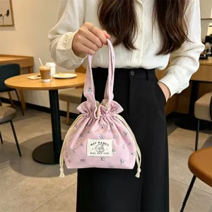 Sac à main à cordon en toile florale rose, pochette mignonne pour le stockage portable d'objets.