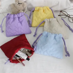 Pochette de maquillage matelassée en forme de cœur sac de rangement doux pour bijoux pièces.