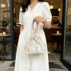 Sac à main rayé en toile avec cordon, pochette décontractée mignonne pour usage quotidien.