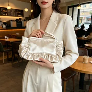 Bolso de mano de satén con volantes y diseño elegante, ideal para fiestas y uso diario.