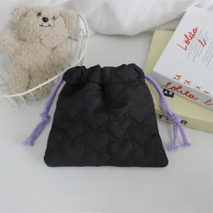 Pochette cordon matelassée noire motif cœur, sac de rangement souple et rembourré idéal.