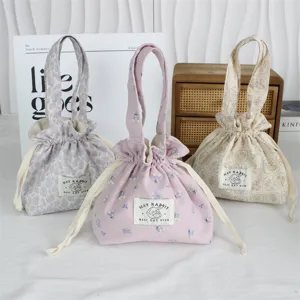 Joli sac en tissu floral avec cordon, pochette de rangement en toile portable avec motif.