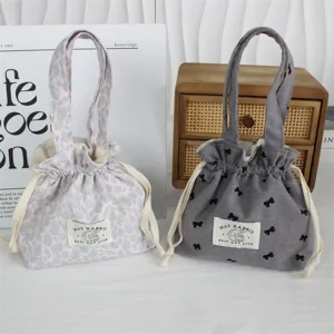 Sac à main en tissu avec cordon et joli imprimé, petit sac de rangement portable.