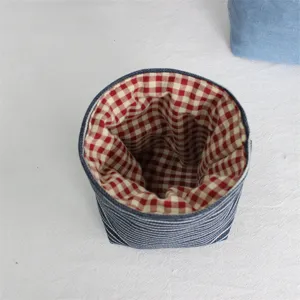 Nahaufnahme des Jeansstoff-Aufbewahrungskorbs mit rotem kariertem Innenfutter für Details.