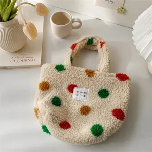 Borsa a mano in morbido peluche da donna, mini tote bag invernale con pois colorati.