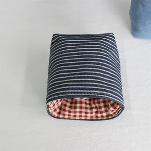 Detailansicht des Stoffaufbewahrungskorbs aus Denim mit blau-weißem Streifen und Karofutter.