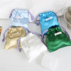 Gedetailleerd overzicht van kleurrijke satijnen trekkoordzakjes, glad voor sieraden opslag.