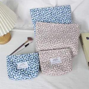 Chic trousse de maquillage léopard, pochette esthétique pour femmes et rangement quotidien.