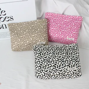 Ensemble de trousses de maquillage à imprimé léopard, pochette de rangement élégante.