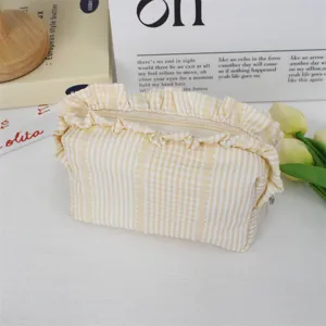 Gedetailleerd overzicht van Koreaanse geruffelde gestreepte cosmetische tas, stoffen etui.