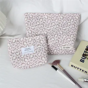Chic trousse de maquillage léopard rose, pochette esthétique vintage et organiseur portable.
