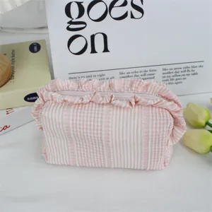 Koreaanse stijl roze ruitjes cosmetische tas met volants, stoffen draagbare make-up opbergtas detail.