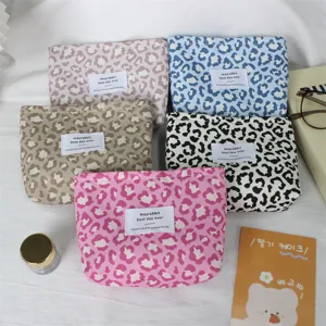 Jolie trousse de maquillage léopard, pochette esthétique en toile pour le rangement quotidien.