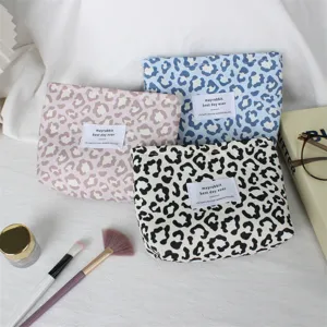 Trousse de toilette tendance à motif léopard rétro, pochette de maquillage portable chic.