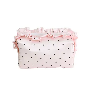 Französische rosa Pünktchen Satin Kosmetiktasche mit Rüschen und sicherem Reißverschluss.