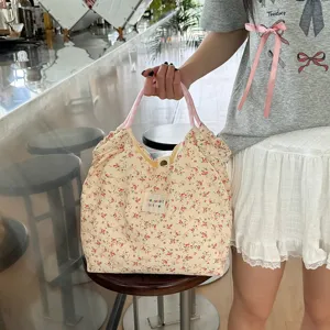 Détail de sac cabas en toile à imprimé floral, sac porté épaule décontracté rose.