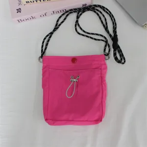Rosa Nylon Mini Umhängetasche, lässige Handytasche mit verstellbarem Riemen für Damen