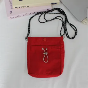 Nylon Mini Umhängetasche in Dopaminfarbe, vielseitige Freizeithandy- und Alltagstasche.