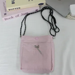 Rosa Nylon Mini Umhängetasche, vielseitige Handytasche im Dopamin-Stil für Freizeit.