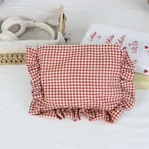 Rot-weiße karierte Kosmetiktasche mit Rüschen, süße tragbare Make-up-Clutch für den Alltag.