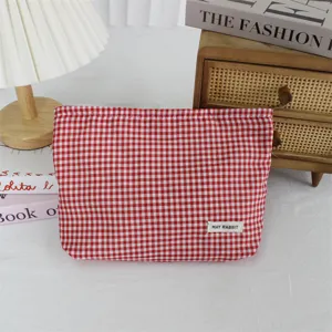 Dettaglio trousse trucco vichy rosso e bianco, borsetta in tessuto carina per viaggi.