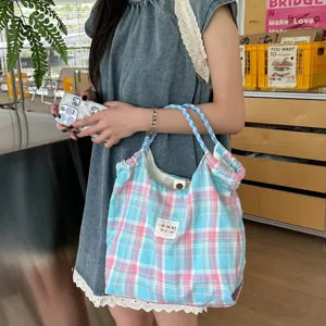Vue détaillée du sac cabas en toile à carreaux roses et bleus, sac décontracté pour étudiants.