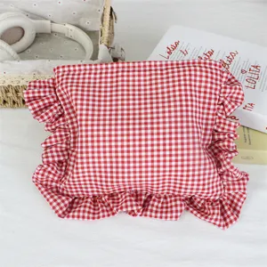 Rot-weiße Karo Kosmetiktasche mit Rüschen, süße tragbare Make-up-Tasche für Damen.