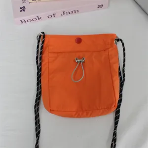 Orangene Nylon Mini Umhängetasche mit gemusterten Trägern für lässige Reisen und Handyaufbewahrung.