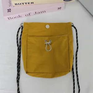 Senfgelbe Nylon Mini Umhängetasche mit schwarz-weißen Kordelriemen für den Alltag
