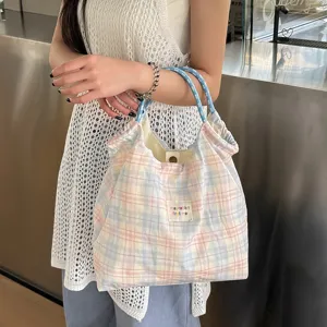 Vue détaillée du sac en tissu écossais style coréen avec poignée tissée pour un usage quotidien.
