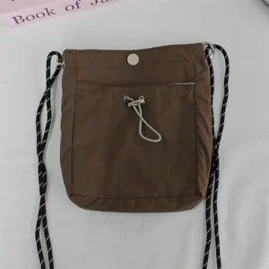 Braune Nylon Mini Umhängetasche mit Kordelzug und stilvollen Musterträgern für den Alltag.