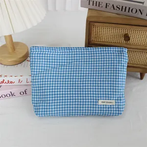 Vista dettagliata della borsa cosmetica a quadri blu, che mostra la carinissima etichetta.