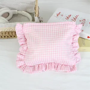 Rosa-weisses kariertes Kosmetiktäschchen mit süssem Rüschen-Design, tragbare Make-up-Clutch.
