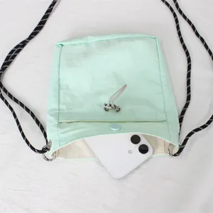 Nahaufnahme Detail der mintgrünen Nylon Mini Umhängetasche mit verstellbarem Gurt und Innenraum.